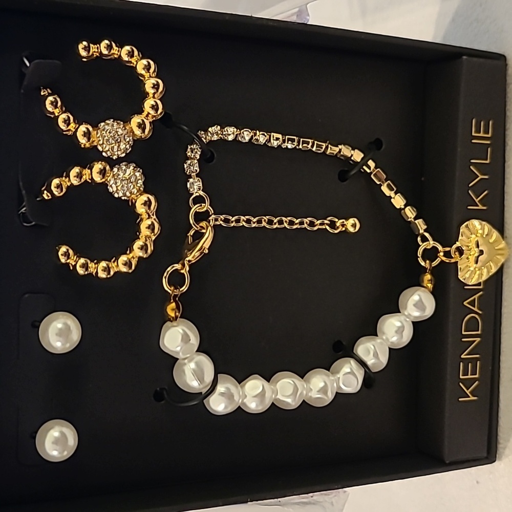 KENDALL + KYLIE BRAND FASHION JEWELRY SET 2 PAIR EARRINGS AND MATCHING BRACELET
